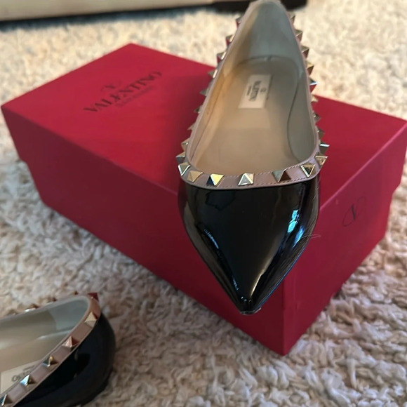 Authentic VALENTINO
Black/Nude Patent  Leather Rockstud Flats Size US 38 - Picture 11 of 12